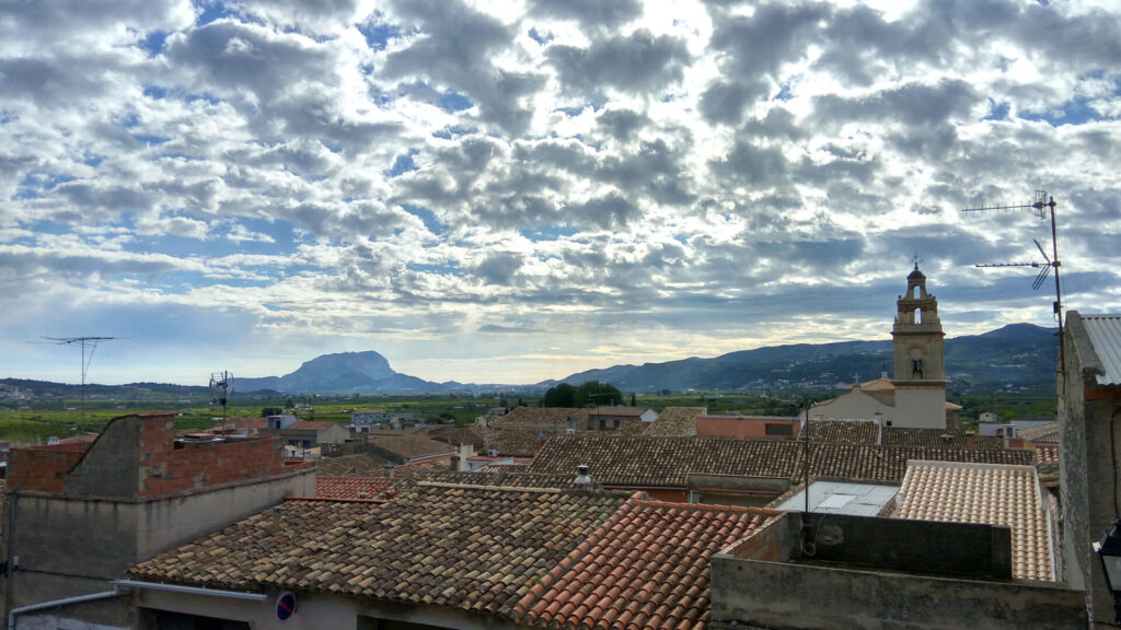 Vistes de Sagra - muntanyes y teulades