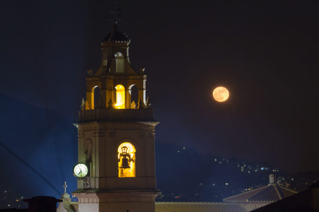 Vista nocturna del campanar de Sagra