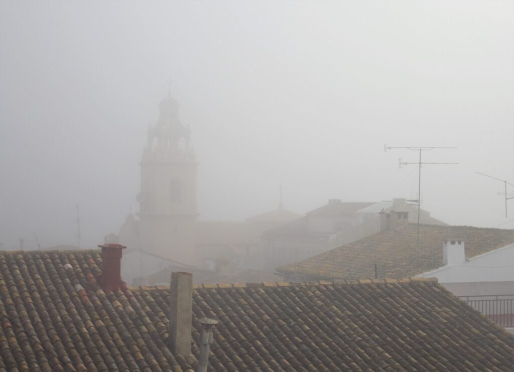 Vistes de Sagra.  Campanar entre la boira