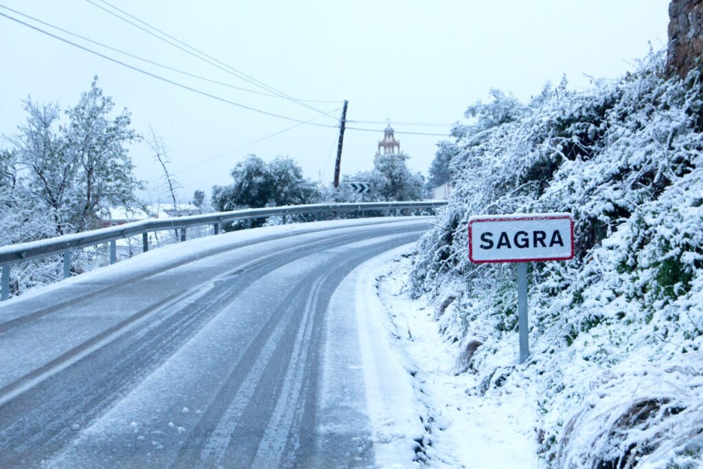 Vistas de Sagra. Carretera nevada